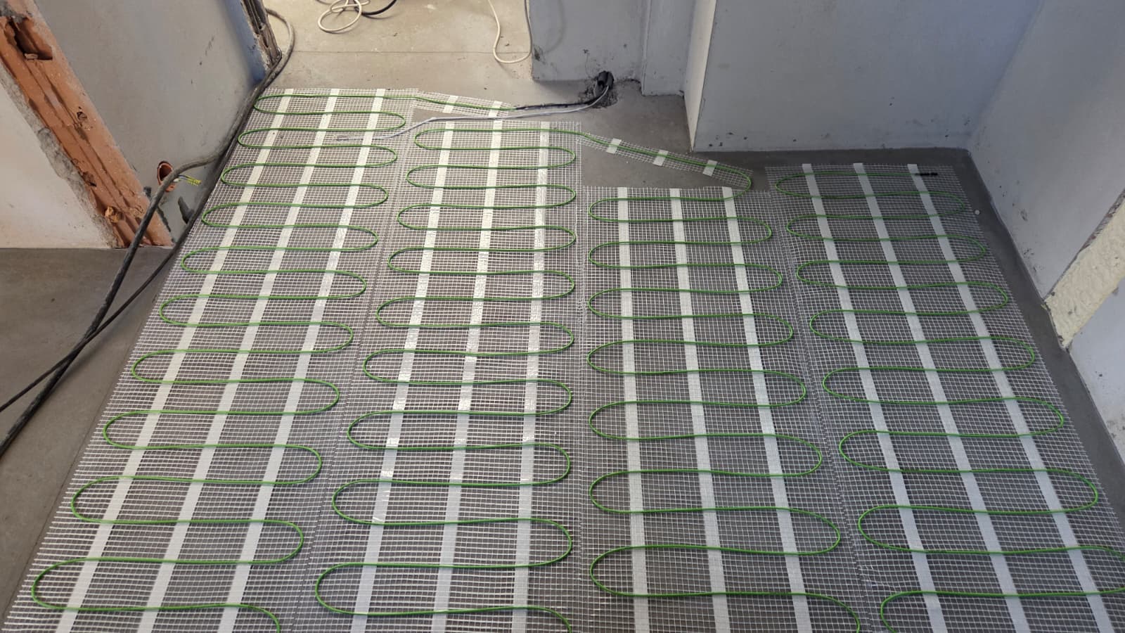 Pierwszy etap ogrzewania bezpośredniego w Zarzęcinie - maty grzewcze