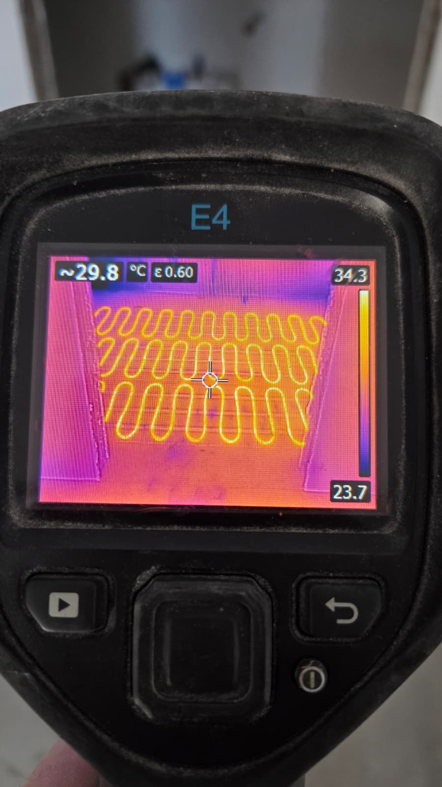 Pierwszy etap ogrzewania bezpośredniego w Zarzęcinie - maty grzewcze