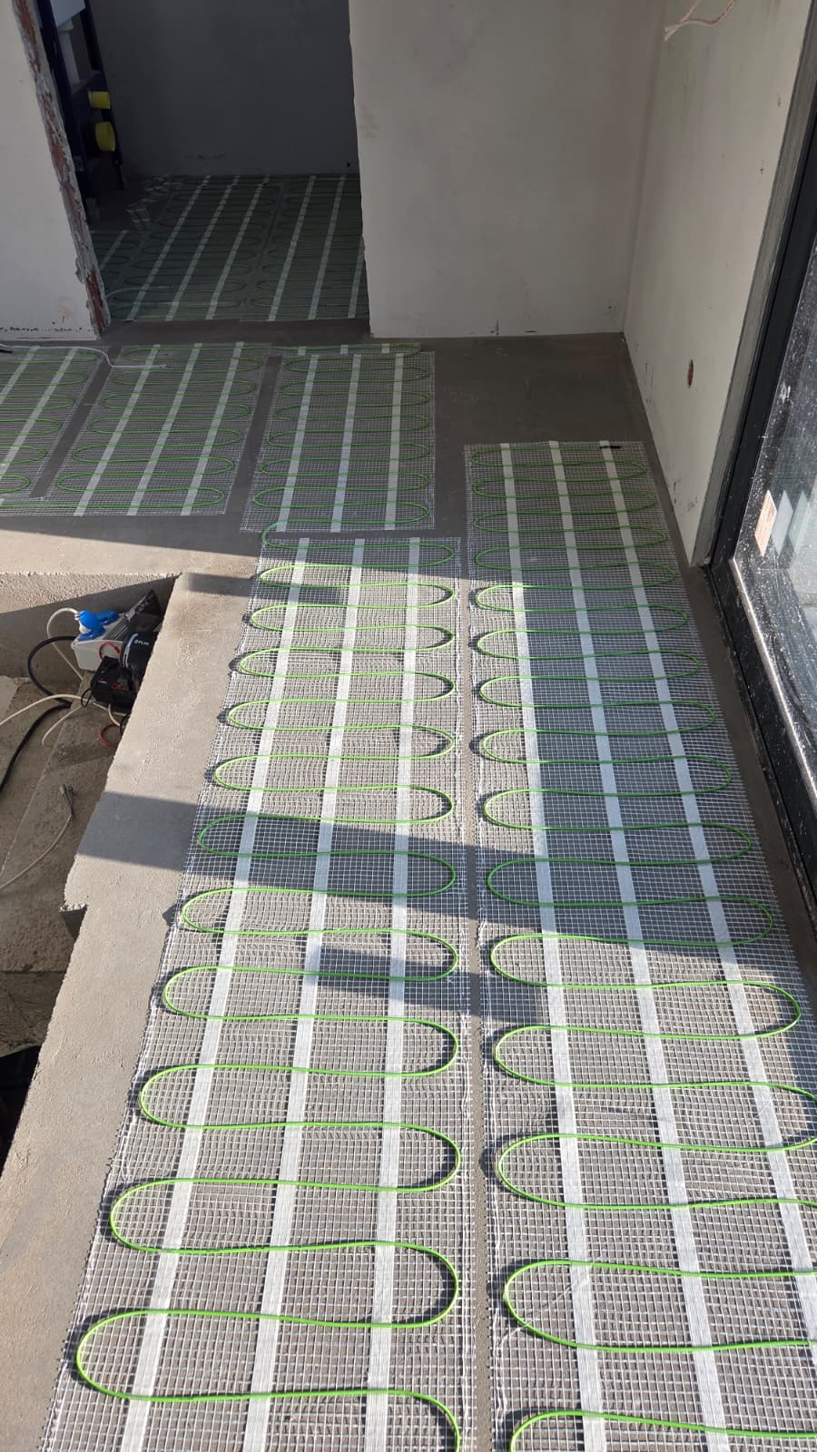 Pierwszy etap ogrzewania bezpośredniego w Zarzęcinie - maty grzewcze