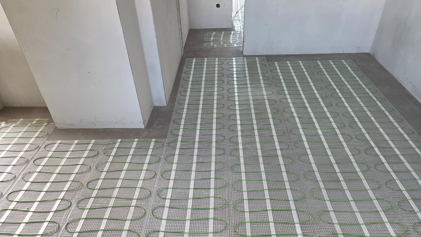 Pierwszy etap ogrzewania bezpośredniego w Zarzęcinie - maty grzewcze