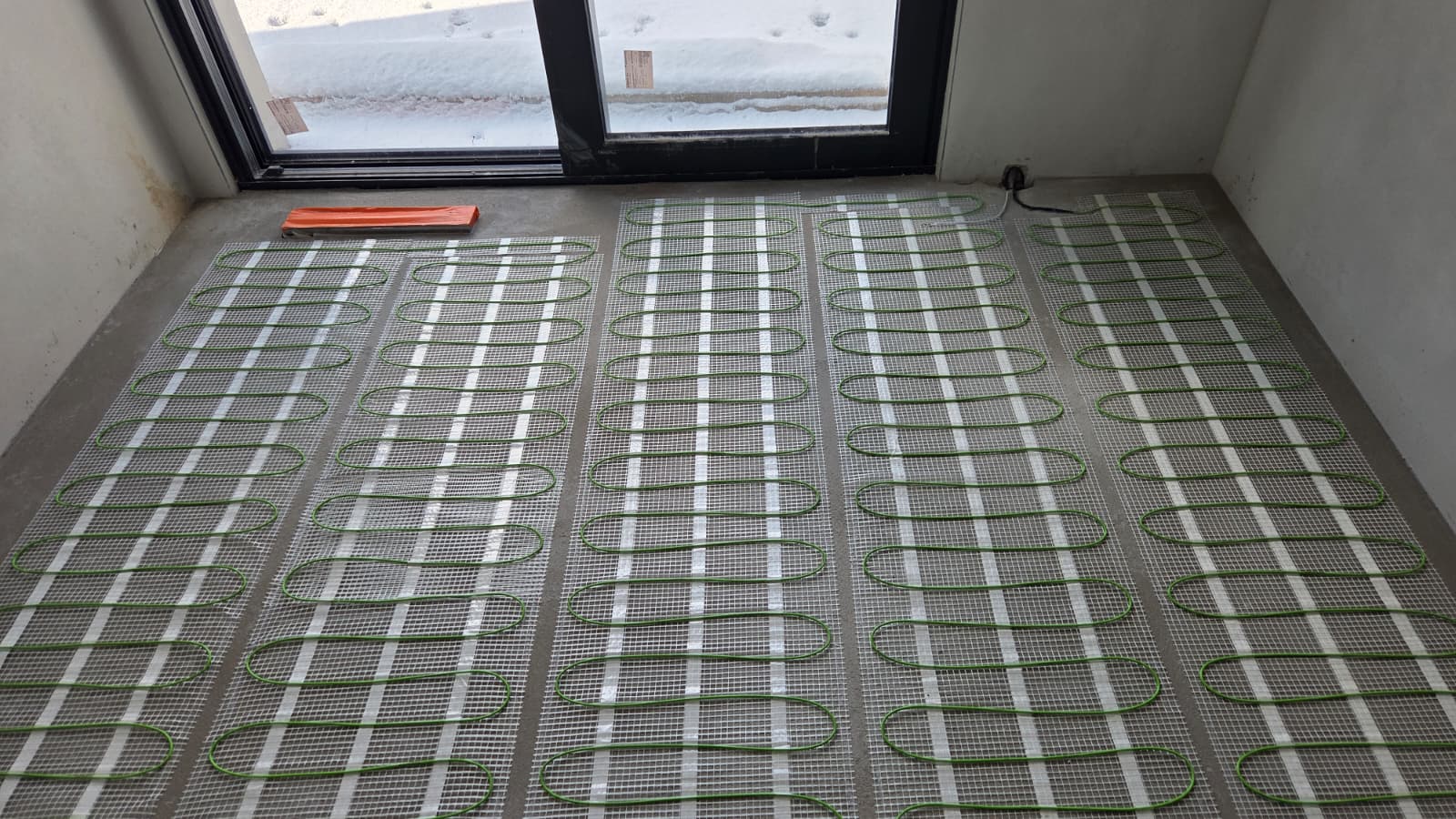 Pierwszy etap ogrzewania bezpośredniego w Zarzęcinie - maty grzewcze