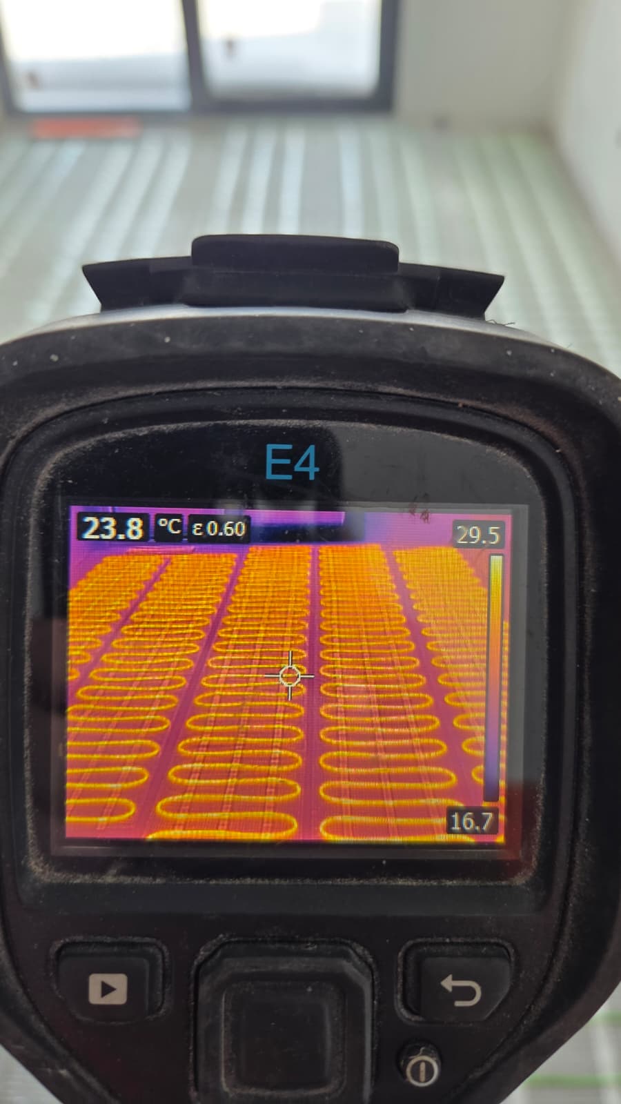 Pierwszy etap ogrzewania bezpośredniego w Zarzęcinie - maty grzewcze