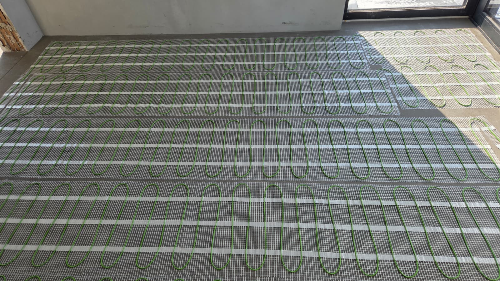 Pierwszy etap ogrzewania bezpośredniego w Zarzęcinie - maty grzewcze