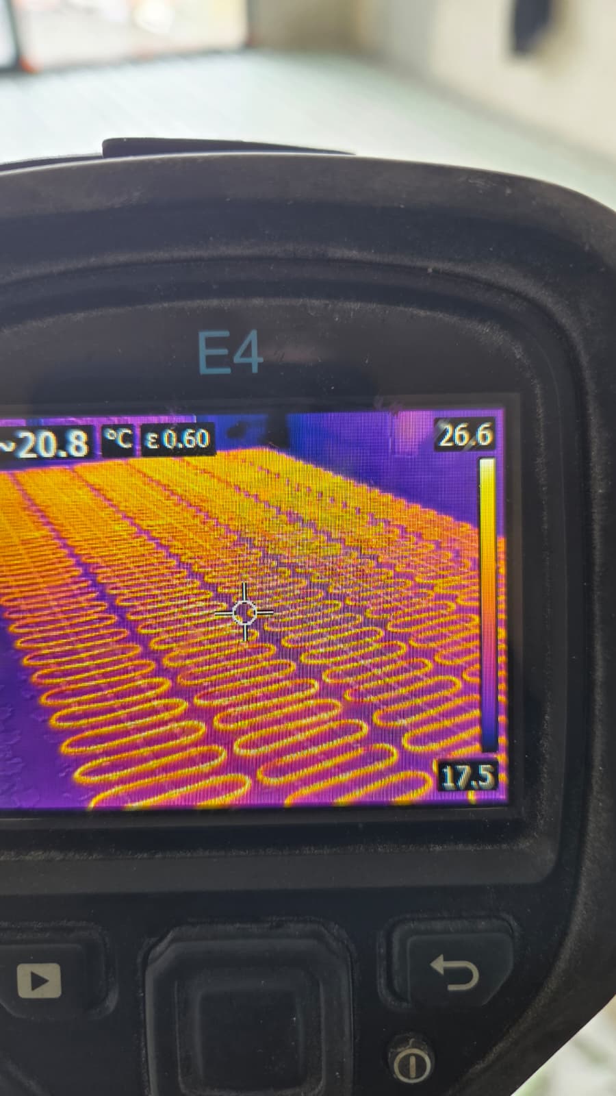 Dom ogrzewany matami grzewczymi w Chrośnie
