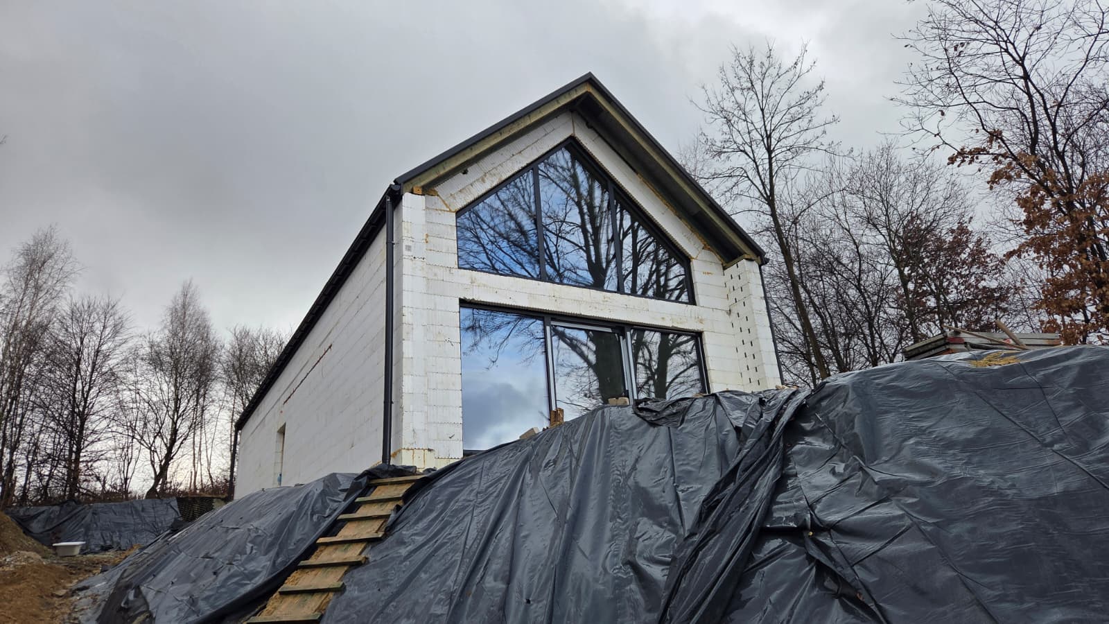 Dom ogrzewany matami grzewczymi w Chrośnie