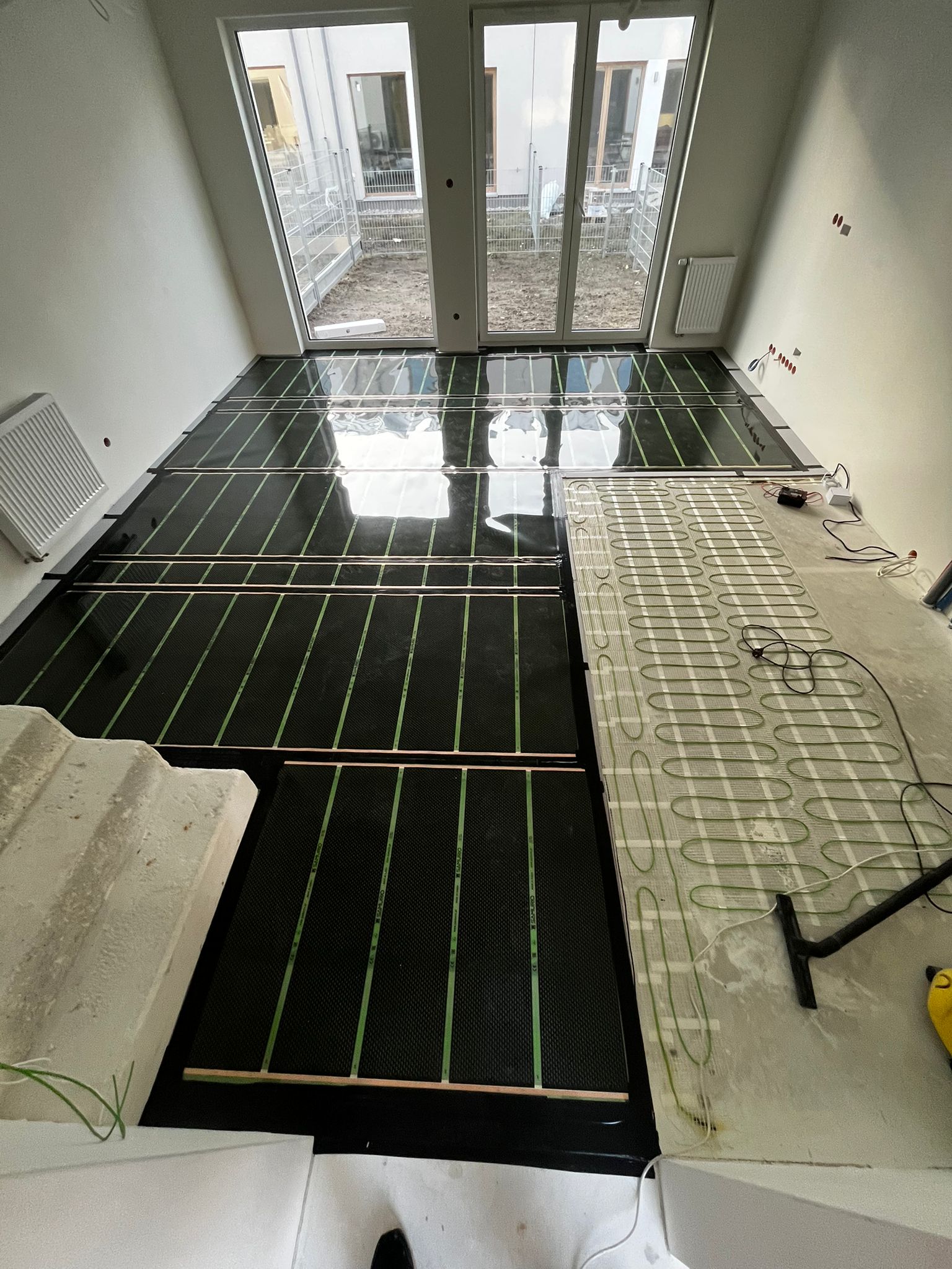 Folie i maty grzewcze w mieszkaniu w Słominie