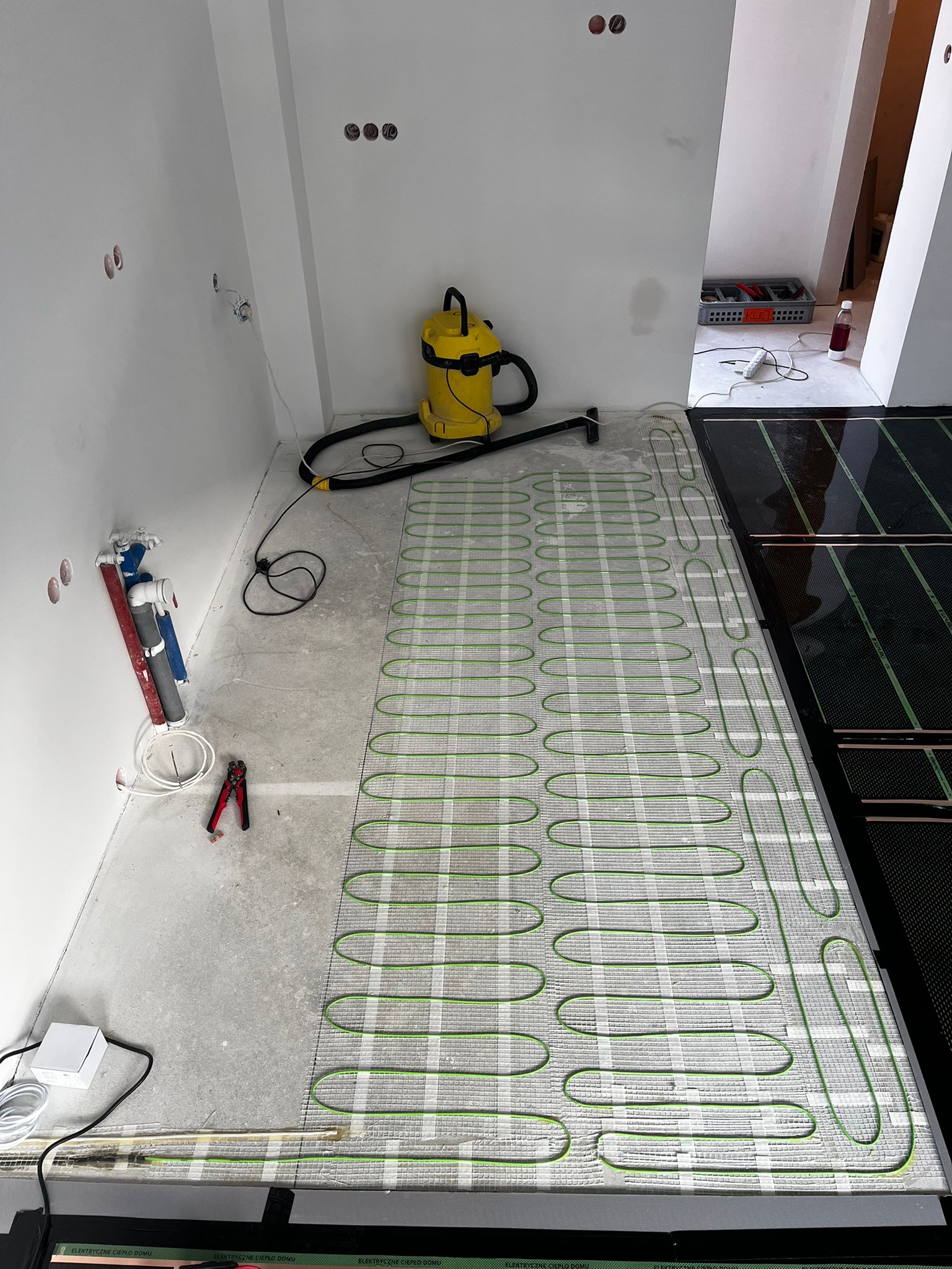 Folie i maty grzewcze w mieszkaniu w Słominie