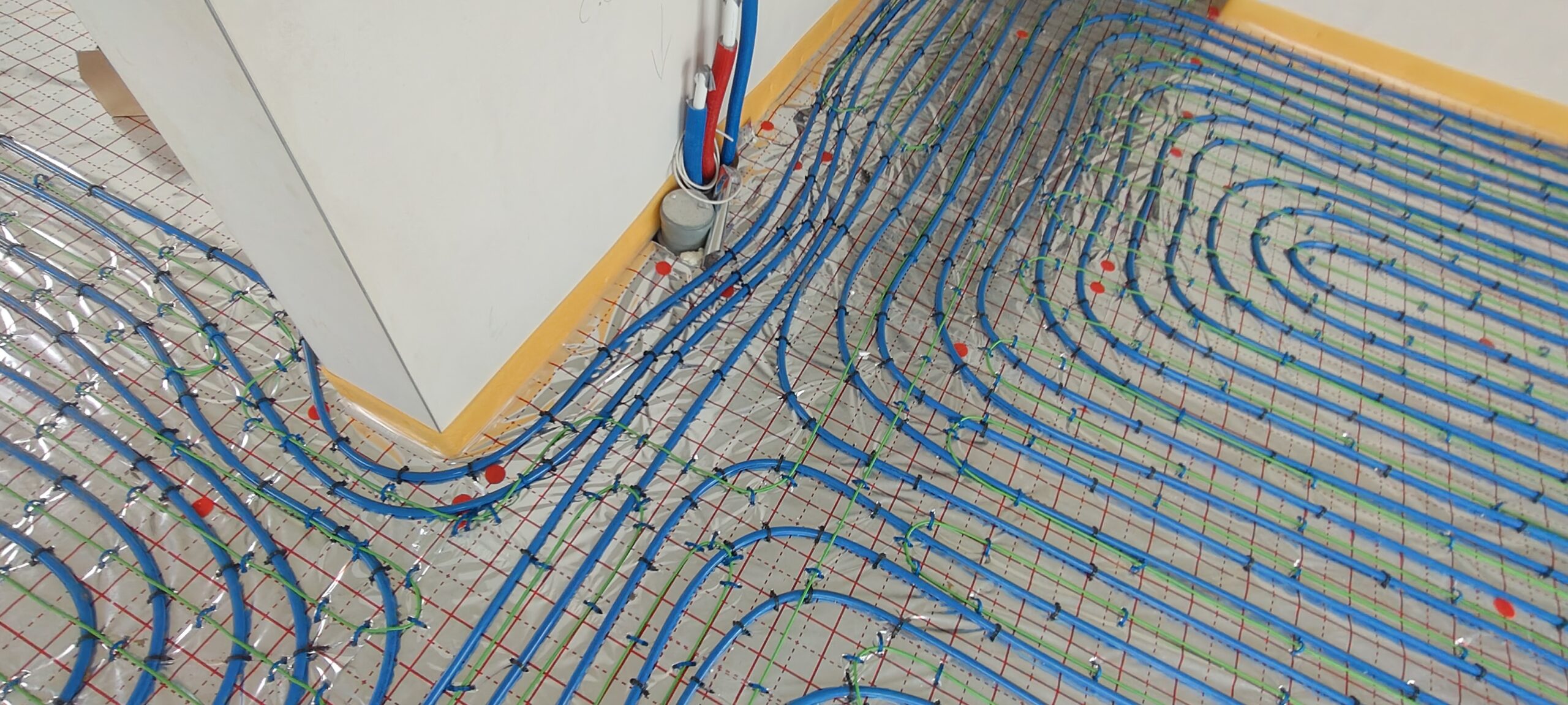 Kable grzewcze jako dodatkowe źródło ciepła w domu z podłogówką wodną