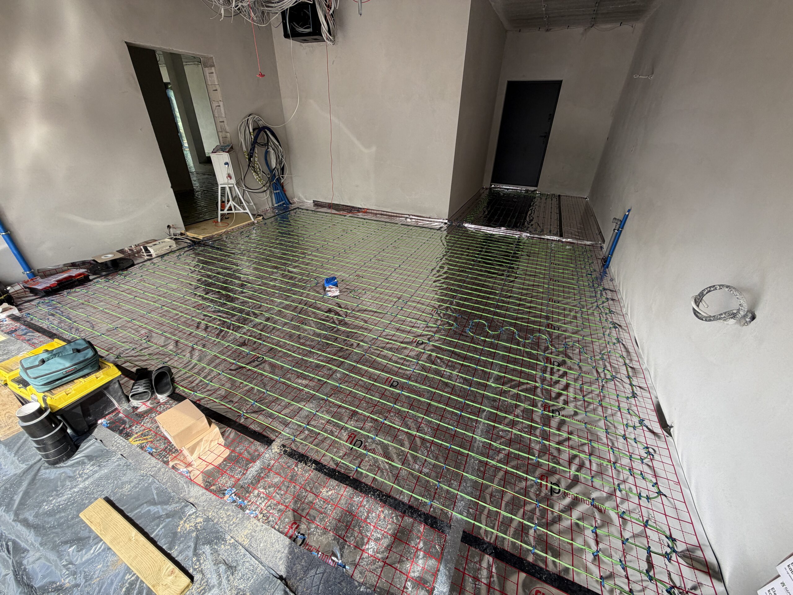 Folie, maty, kable grzewcze w domu ponad 200 m² w Kiekrzu. Etap I: kable grzewcze na parterze