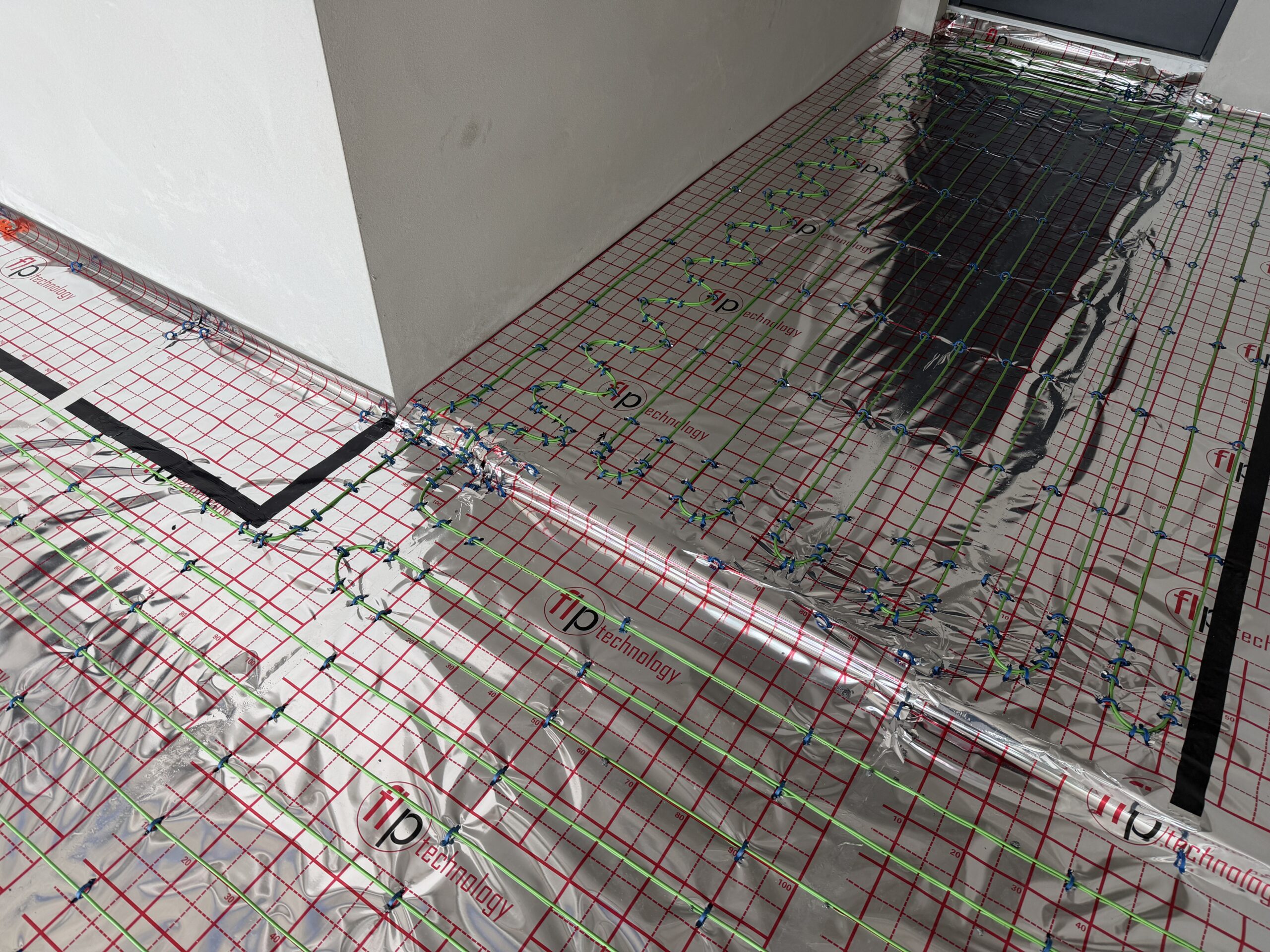Folie, maty, kable grzewcze w domu ponad 200 m² w Kiekrzu. Etap I: kable grzewcze na parterze