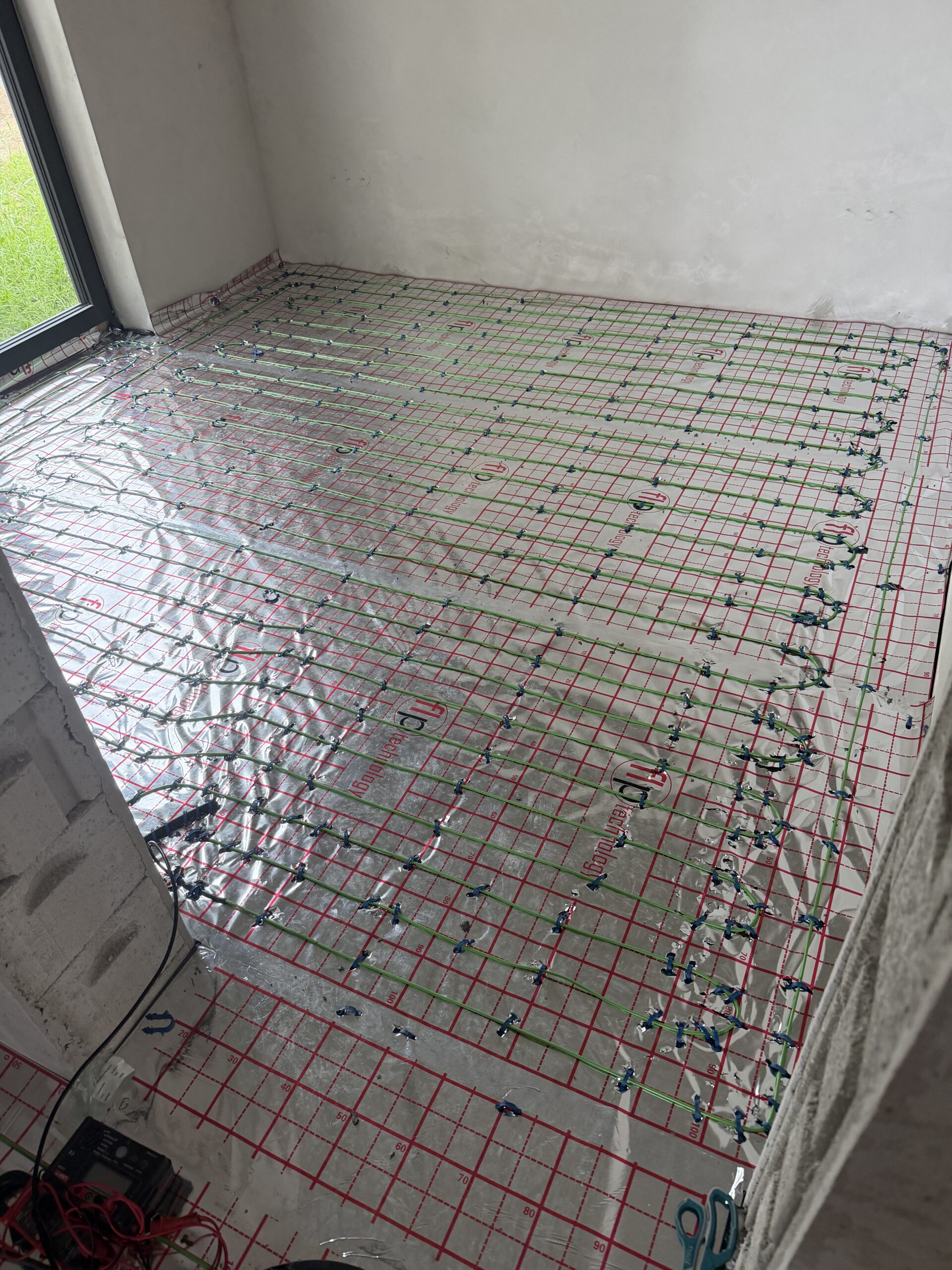 Folie, maty, kable grzewcze w domu ponad 200 m² w Kiekrzu. Etap I: kable grzewcze na parterze