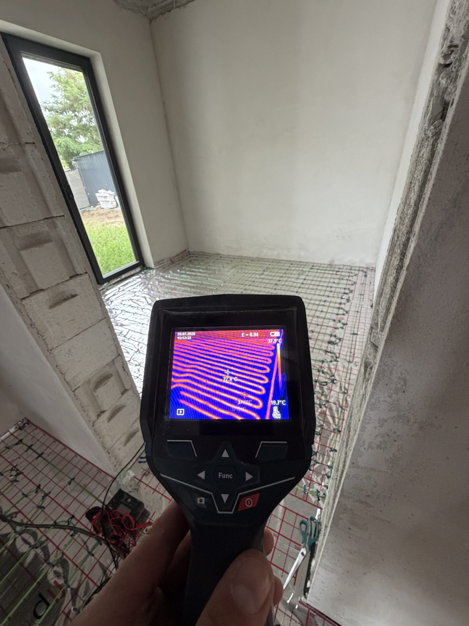 Folie, maty, kable grzewcze w domu ponad 200 m² w Kiekrzu. Etap I: kable grzewcze na parterze