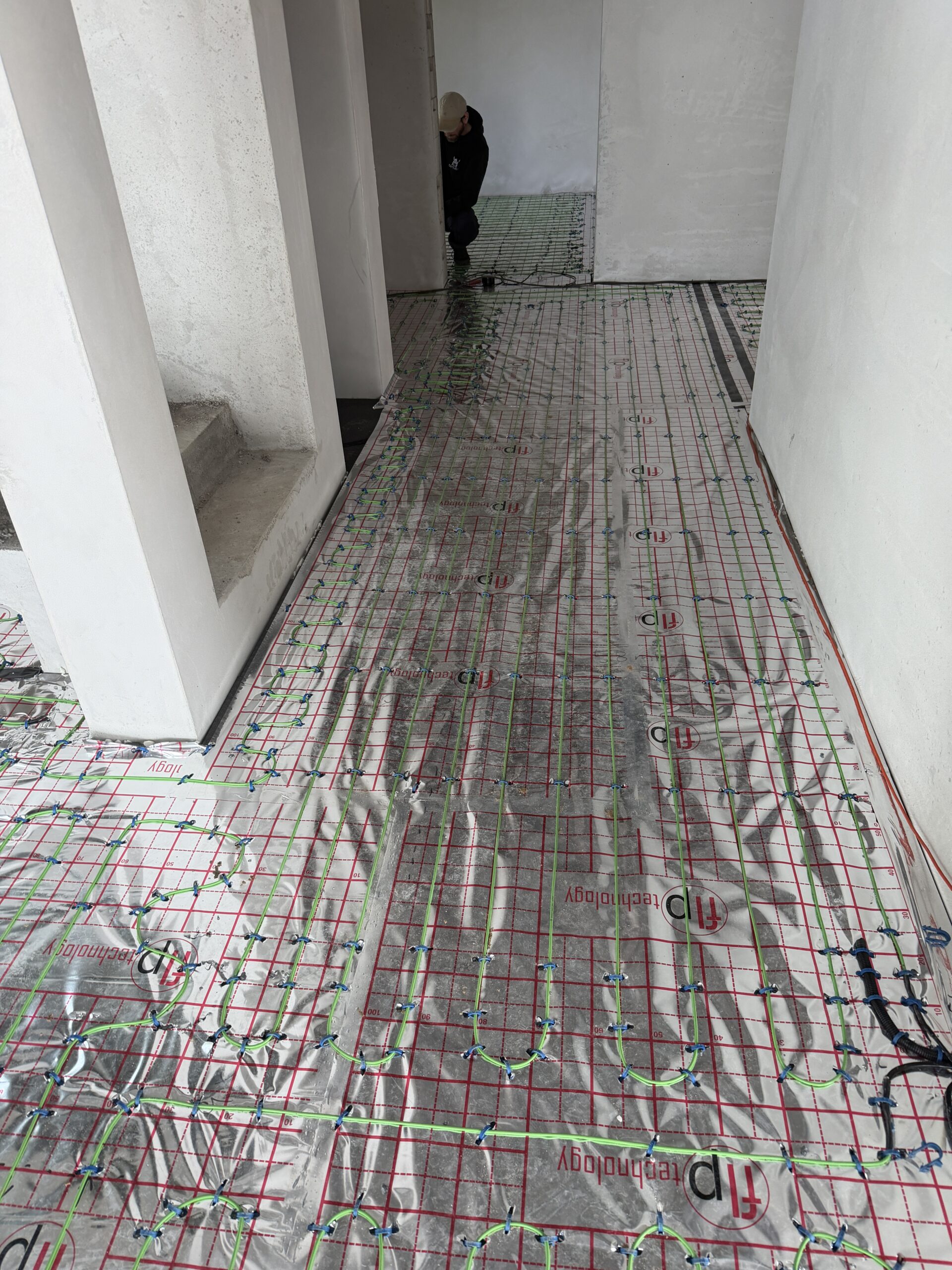 Folie, maty, kable grzewcze w domu ponad 200 m² w Kiekrzu. Etap I: kable grzewcze na parterze