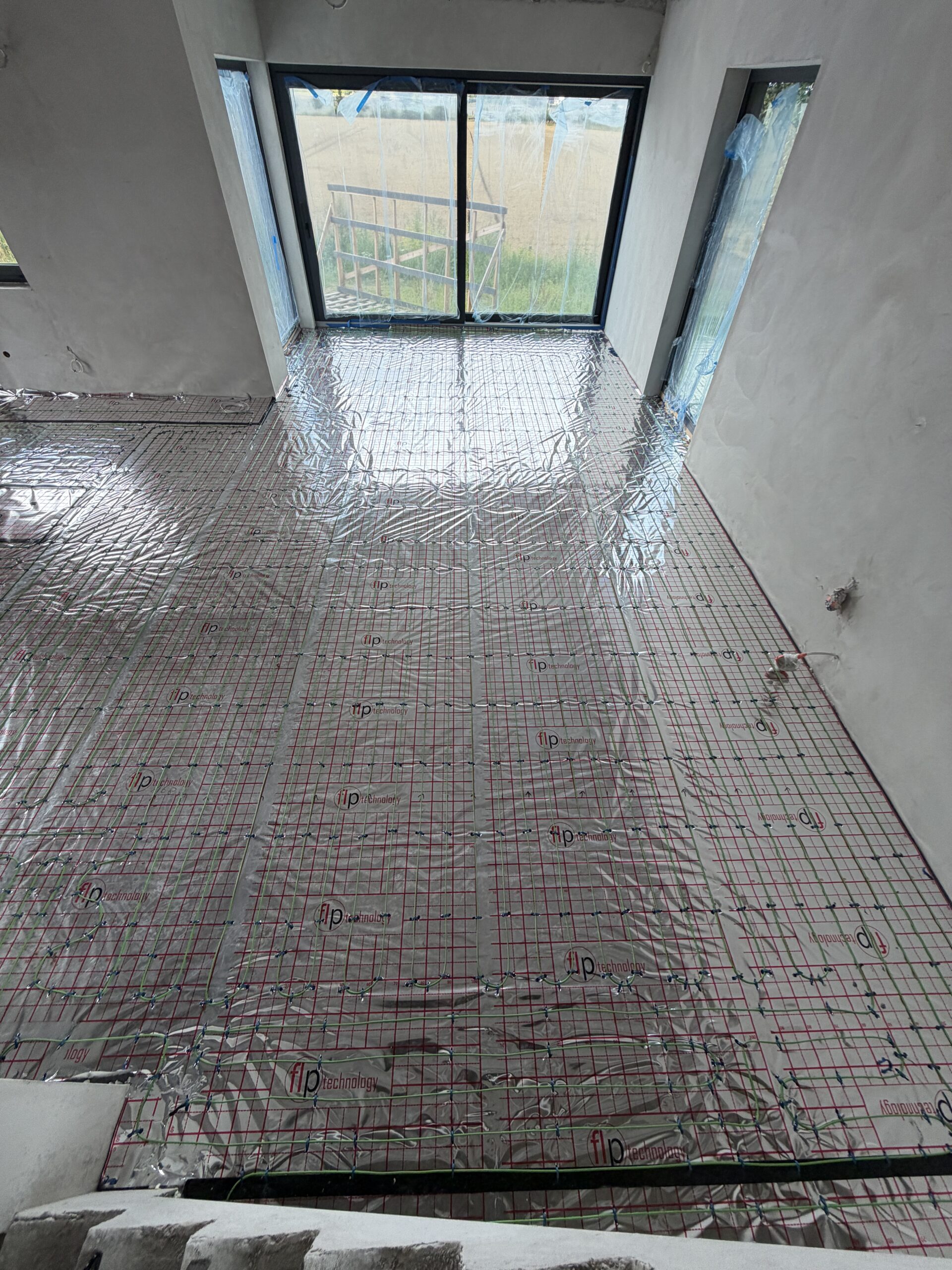 Folie, maty, kable grzewcze w domu ponad 200 m² w Kiekrzu. Etap I: kable grzewcze na parterze