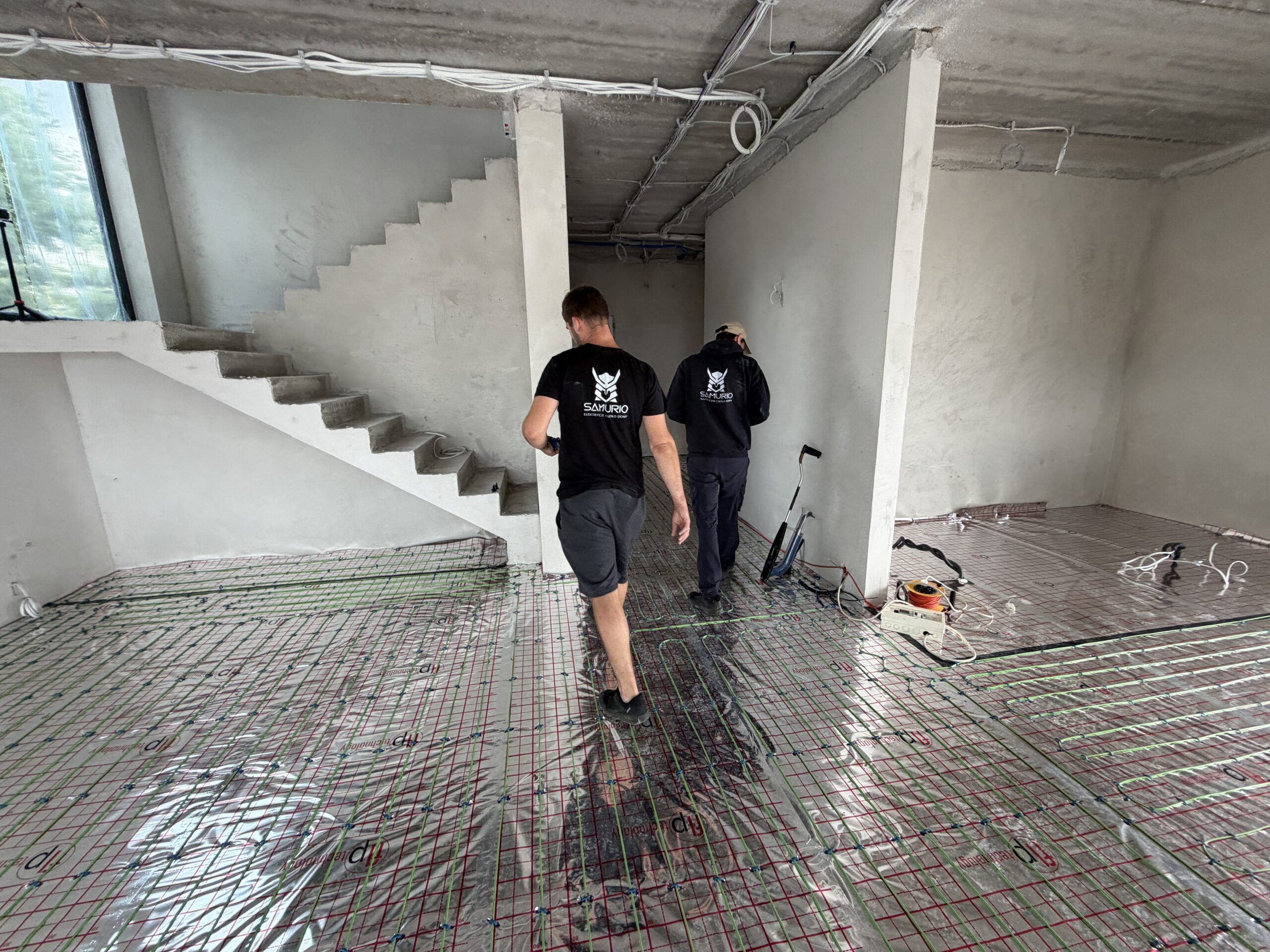 Folie, maty, kable grzewcze w domu ponad 200 m² w Kiekrzu. Etap I: kable grzewcze na parterze
