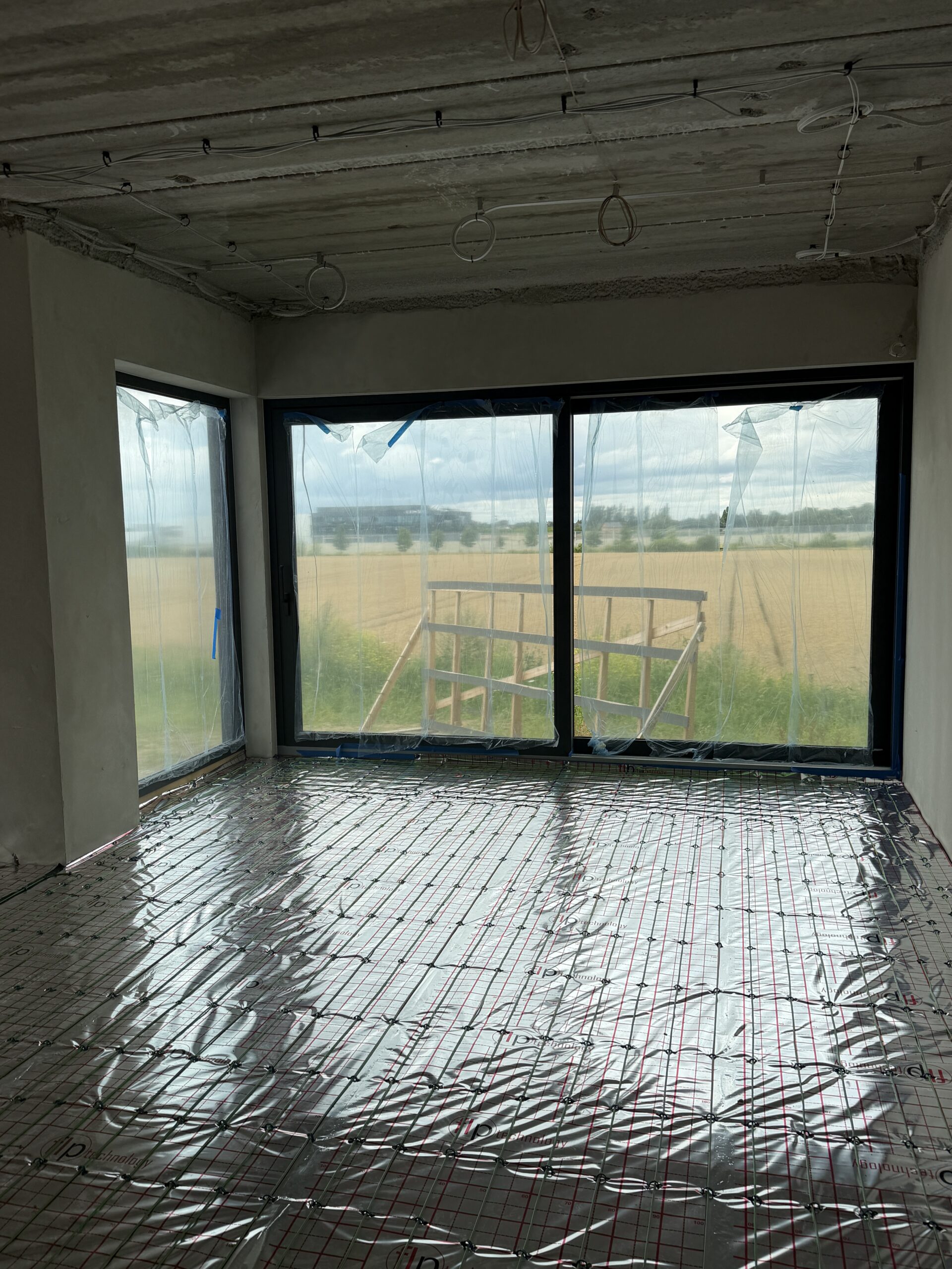 Folie, maty, kable grzewcze w domu ponad 200 m² w Kiekrzu. Etap I: kable grzewcze na parterze