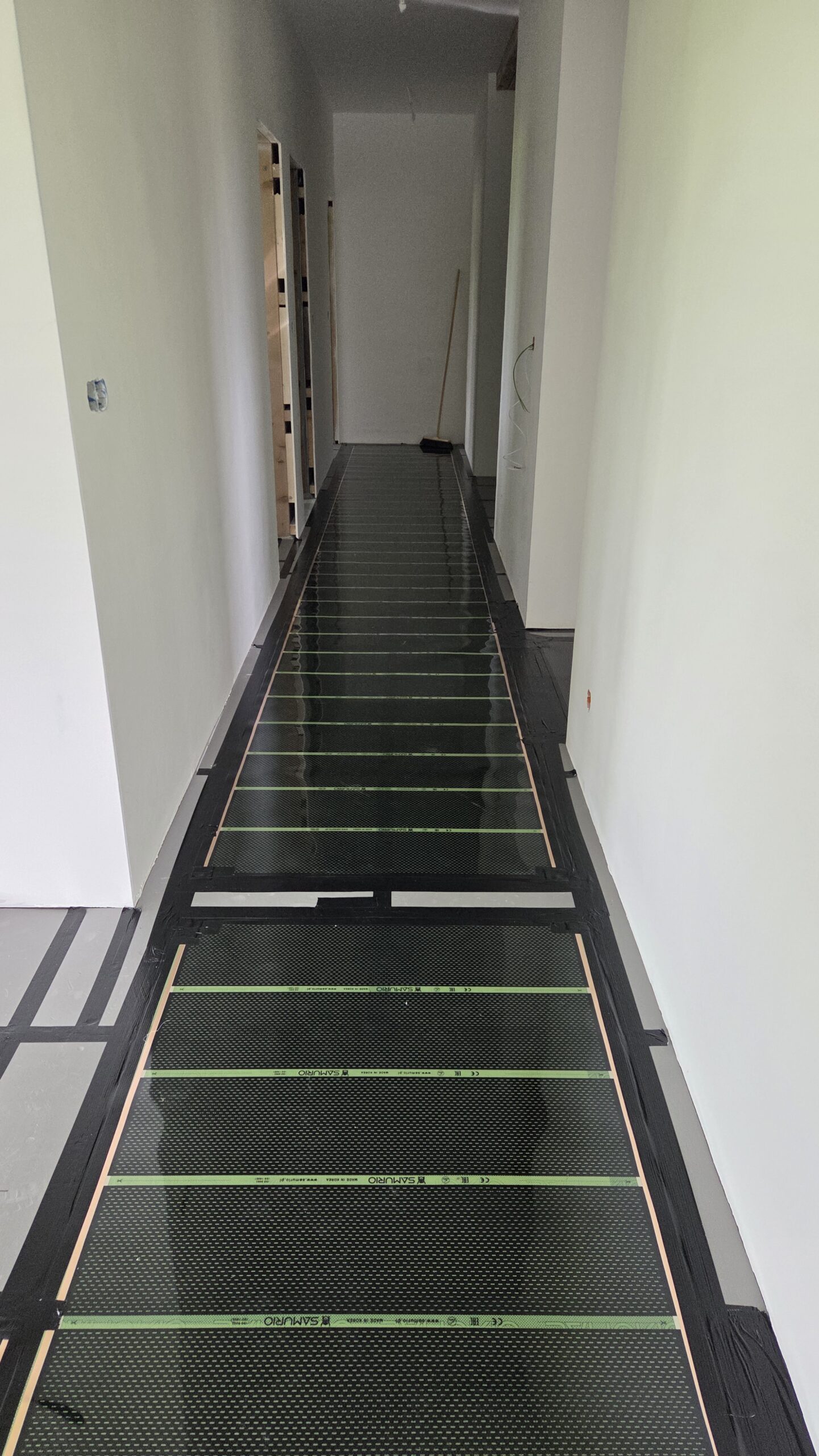 Nowoczesne ogrzewanie elektryczne oparte na foliach i matach grzewczych w domu o powierzchni blisko 100 m² we Frelichowie