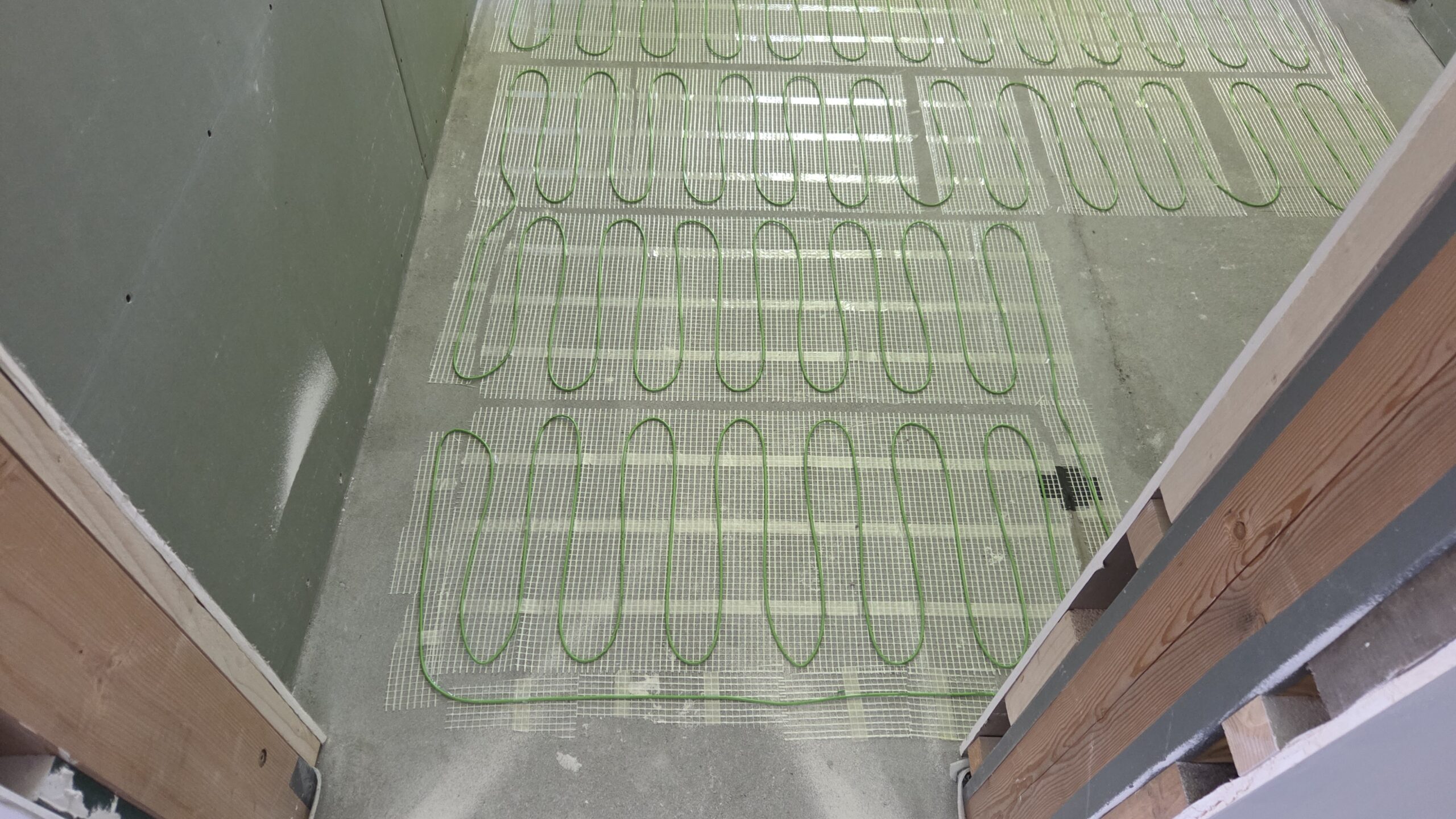 Nowoczesne ogrzewanie elektryczne oparte na foliach i matach grzewczych w domu o powierzchni blisko 100 m² we Frelichowie