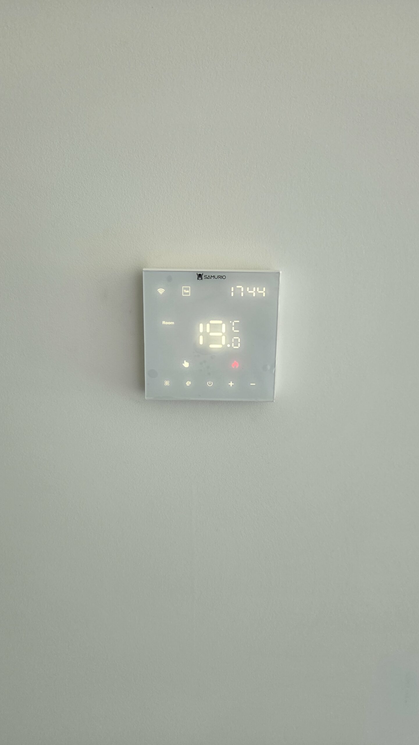 Nowoczesne ogrzewanie elektryczne oparte na foliach i matach grzewczych w domu o powierzchni blisko 100 m² we Frelichowie