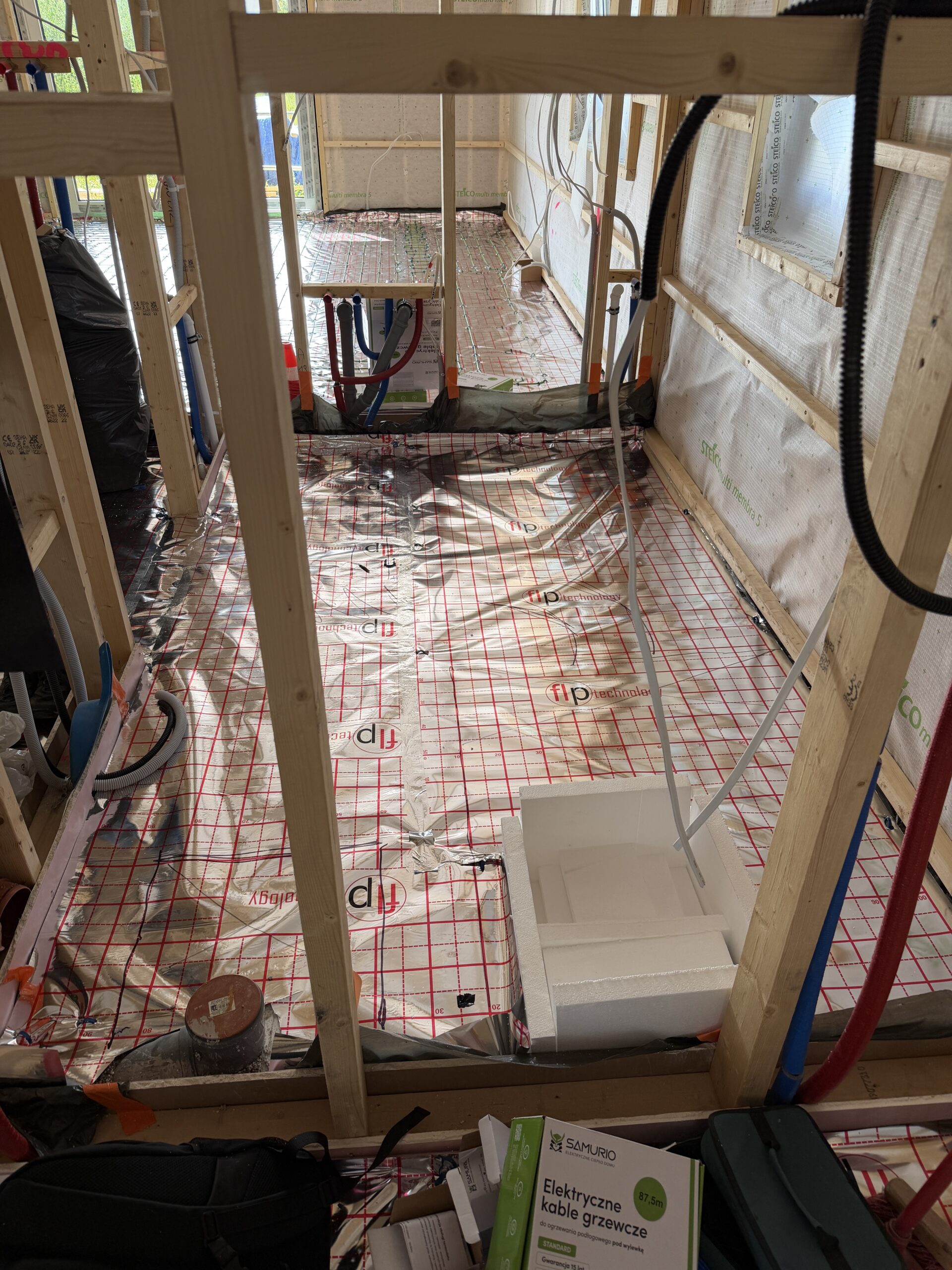 Kable grzewcze w nowym domu szkieletowym o powierzchni blisko 70 m² w Krzeczynie Małym