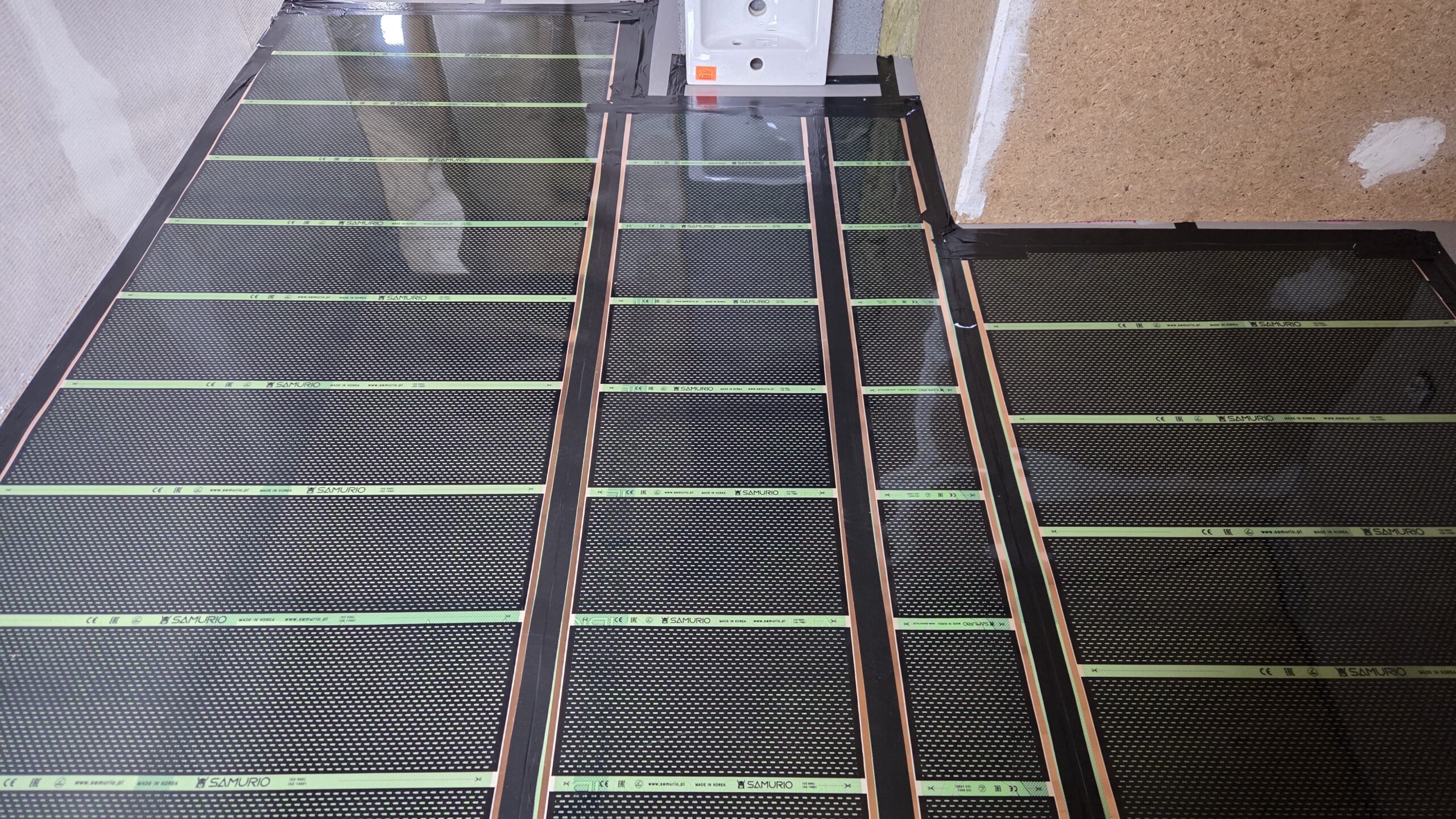 Nowoczesne ogrzewanie elektryczne oparte na foliach i matach grzewczych w domu 70 m² w Przyborowie