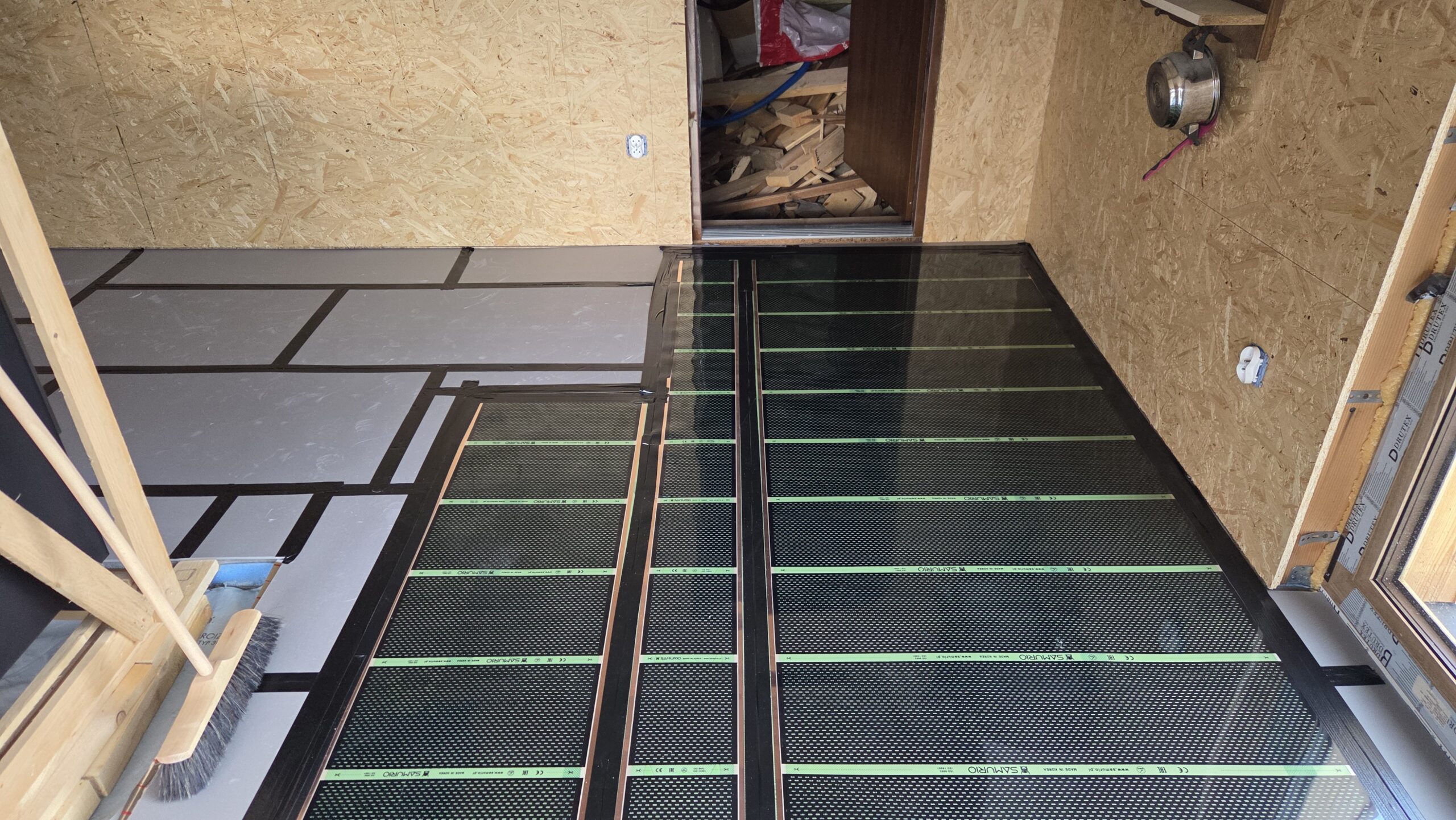 Nowoczesne ogrzewanie elektryczne oparte na foliach i matach grzewczych w domu 70 m² w Przyborowie