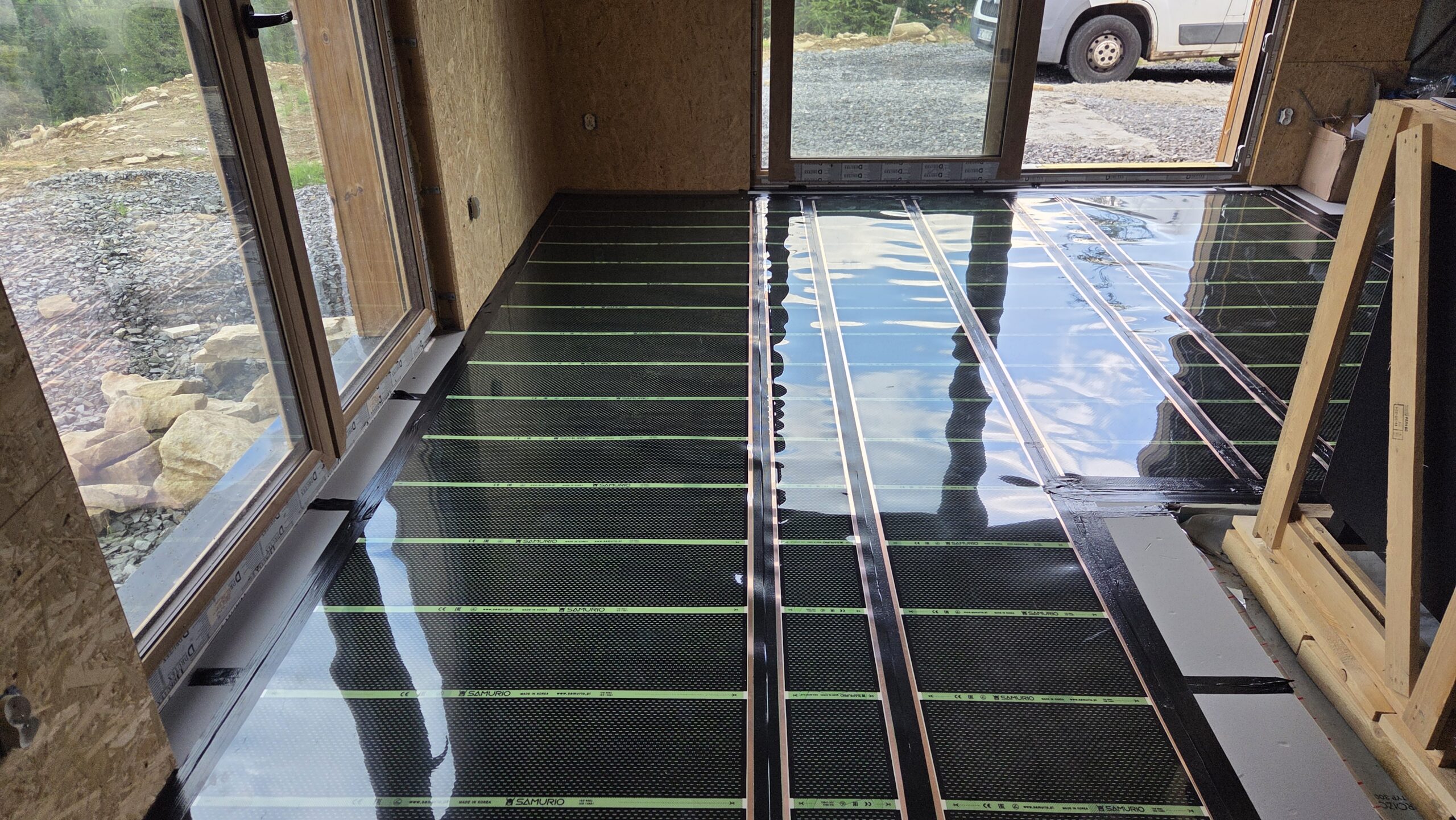 Nowoczesne ogrzewanie elektryczne oparte na foliach i matach grzewczych w domu 70 m² w Przyborowie