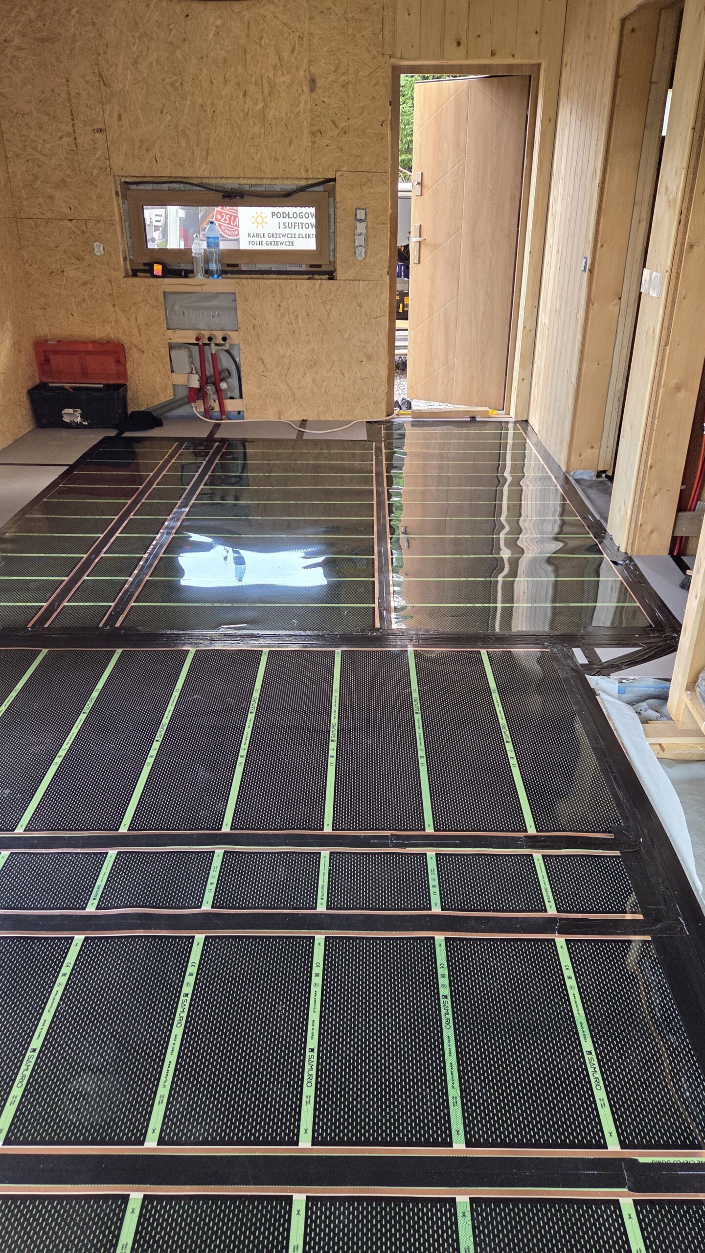 Nowoczesne ogrzewanie elektryczne oparte na foliach i matach grzewczych w domu 70 m² w Przyborowie