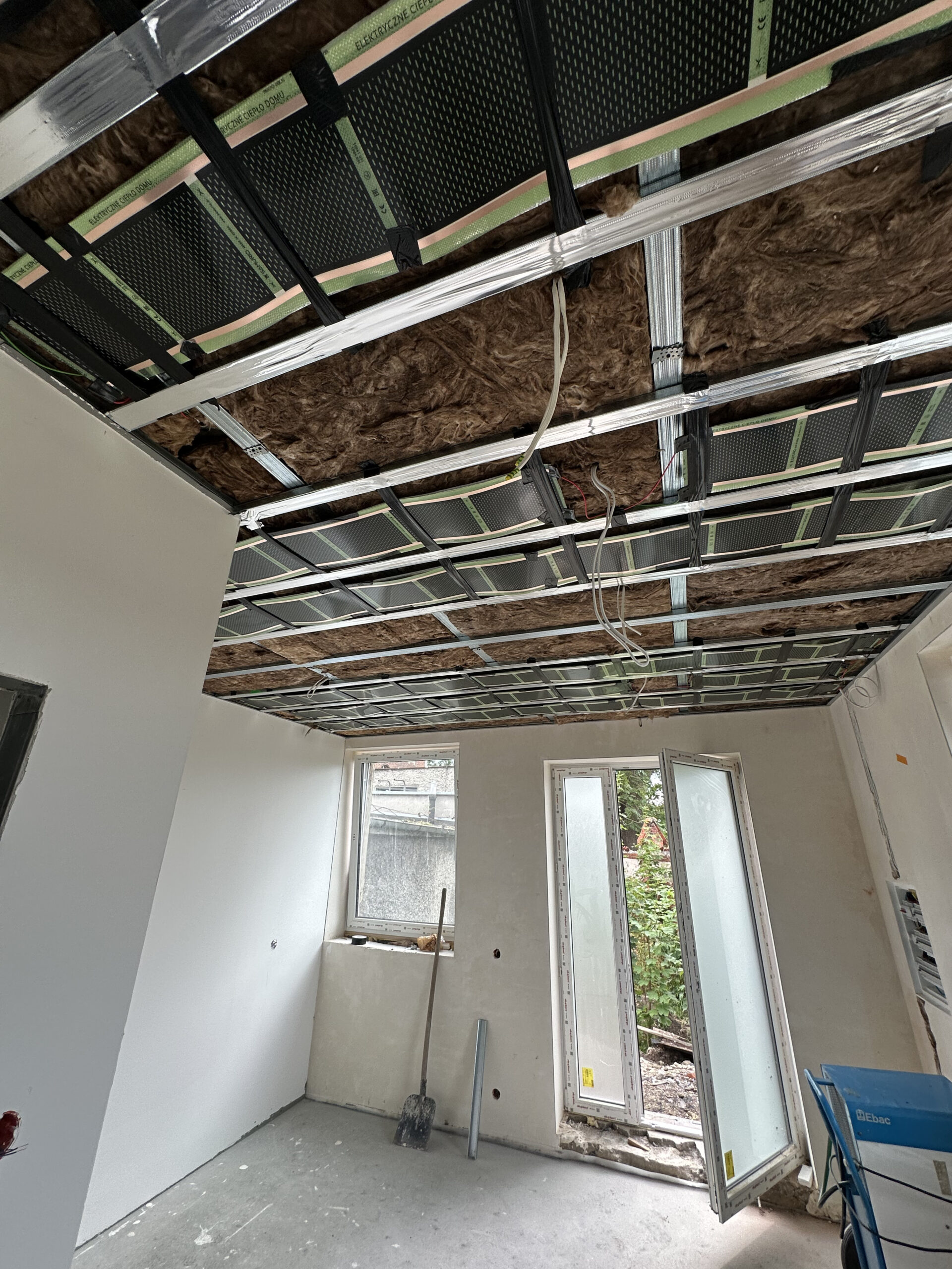 Folie grzewcze sufitowe w lokalu usługowym o powierzchni 60 m² w Kłodzku