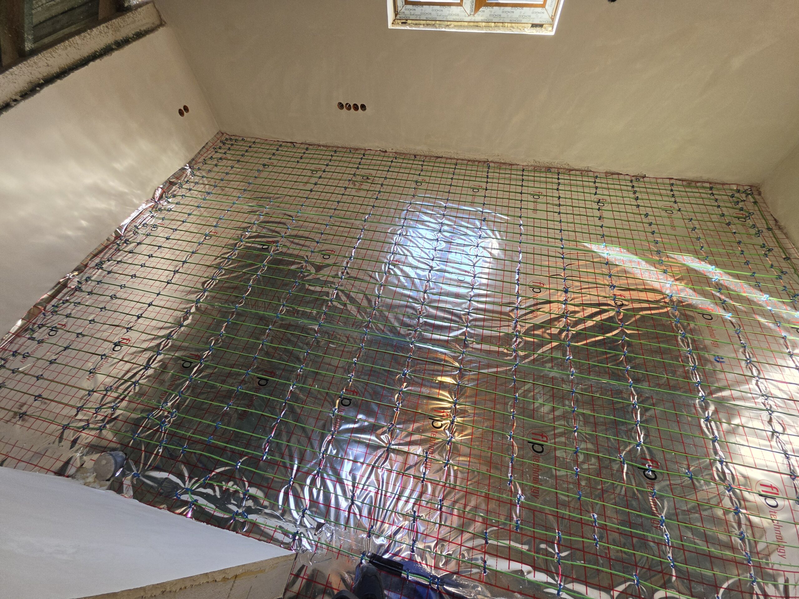 Kable grzewcze w nowym domu jednorodzinnym o powierzchni 74 m² w Legionowie