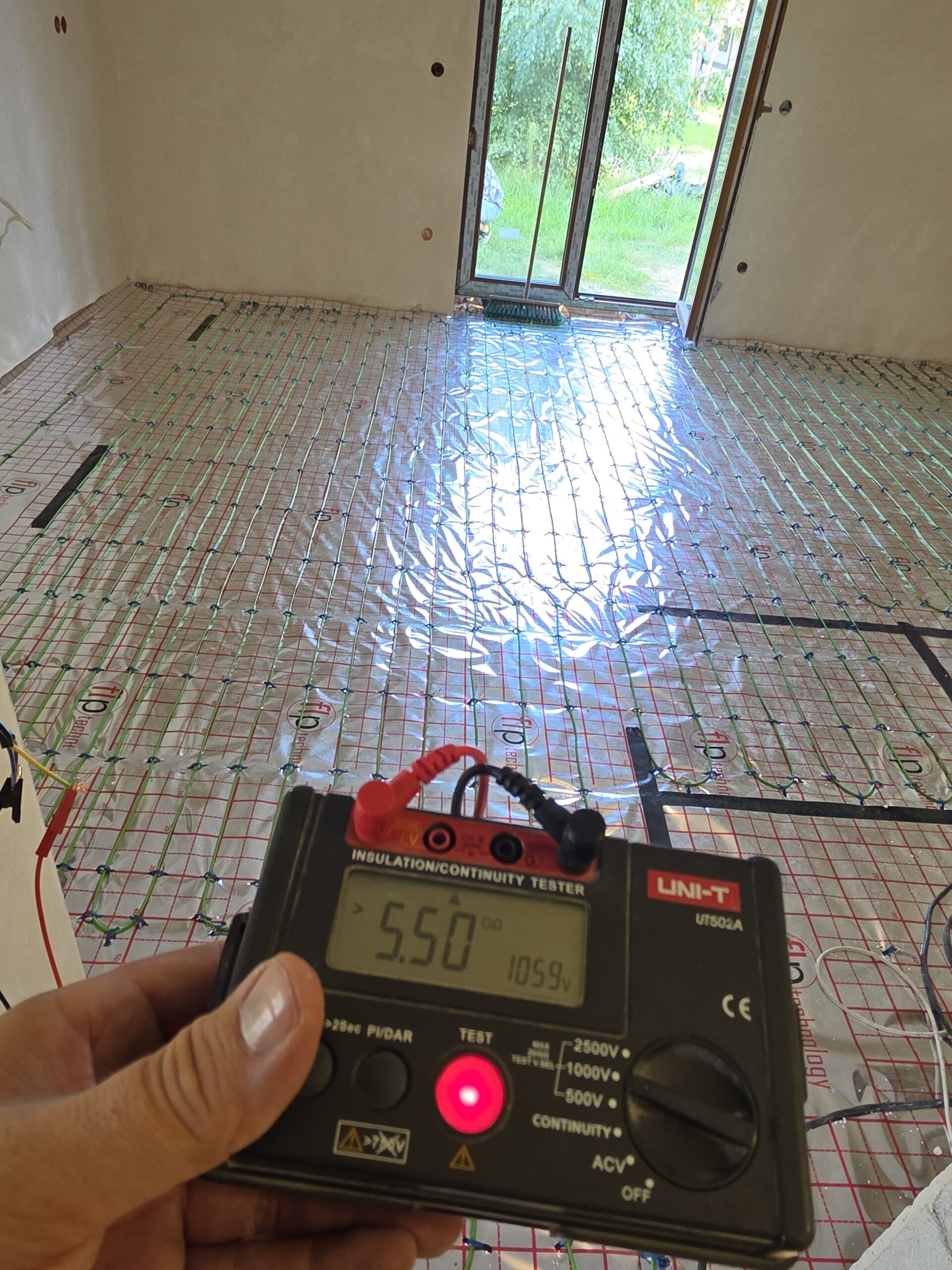 Kable grzewcze w nowym domu jednorodzinnym o powierzchni 74 m² w Legionowie