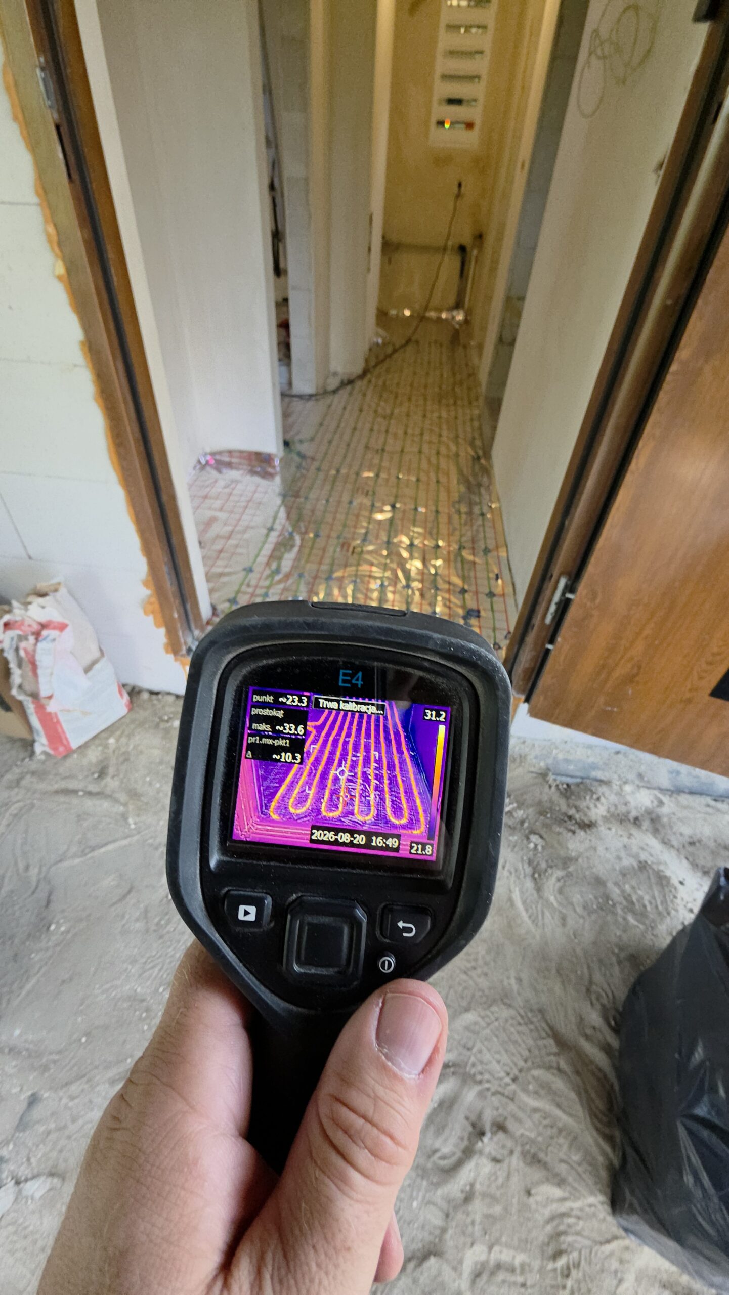 Kable grzewcze w nowym domu jednorodzinnym o powierzchni 74 m² w Legionowie