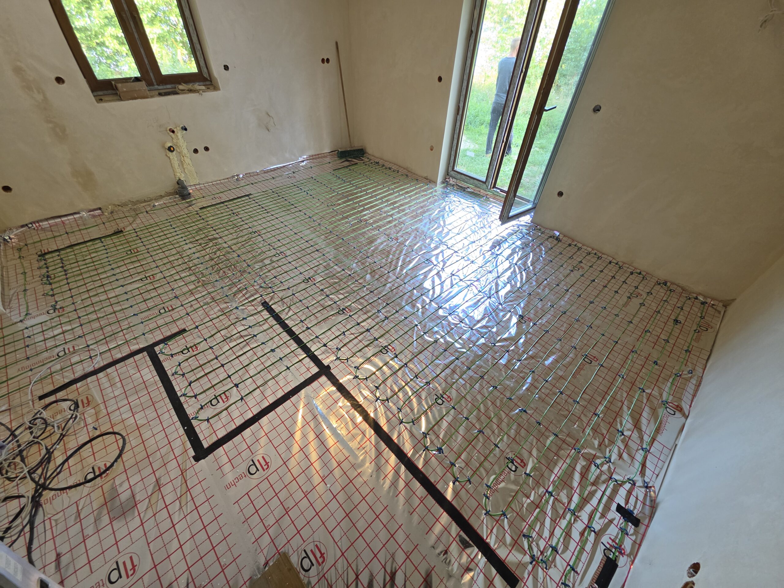 Kable grzewcze w nowym domu jednorodzinnym o powierzchni 74 m² w Legionowie