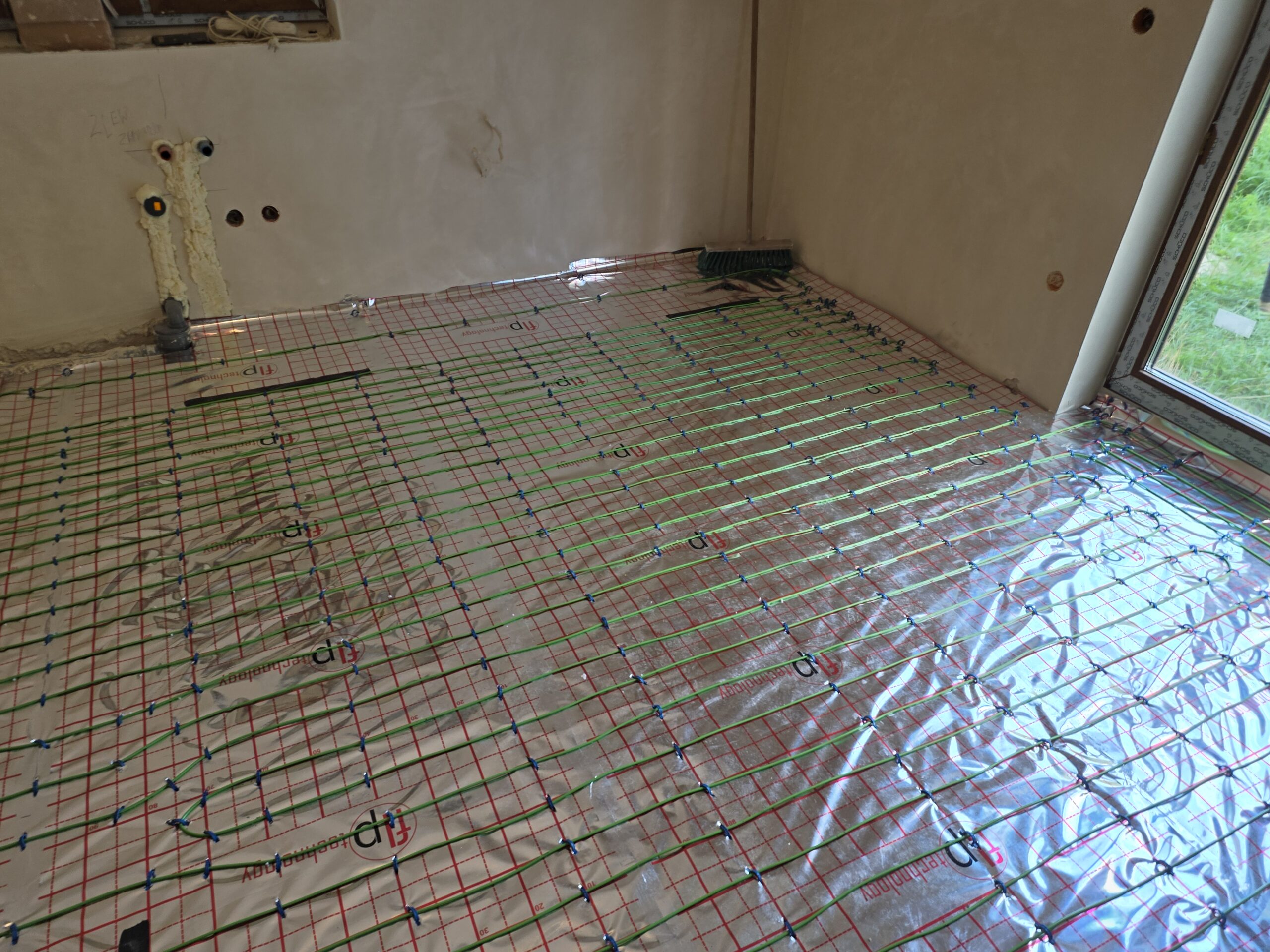 Kable grzewcze w nowym domu jednorodzinnym o powierzchni 74 m² w Legionowie