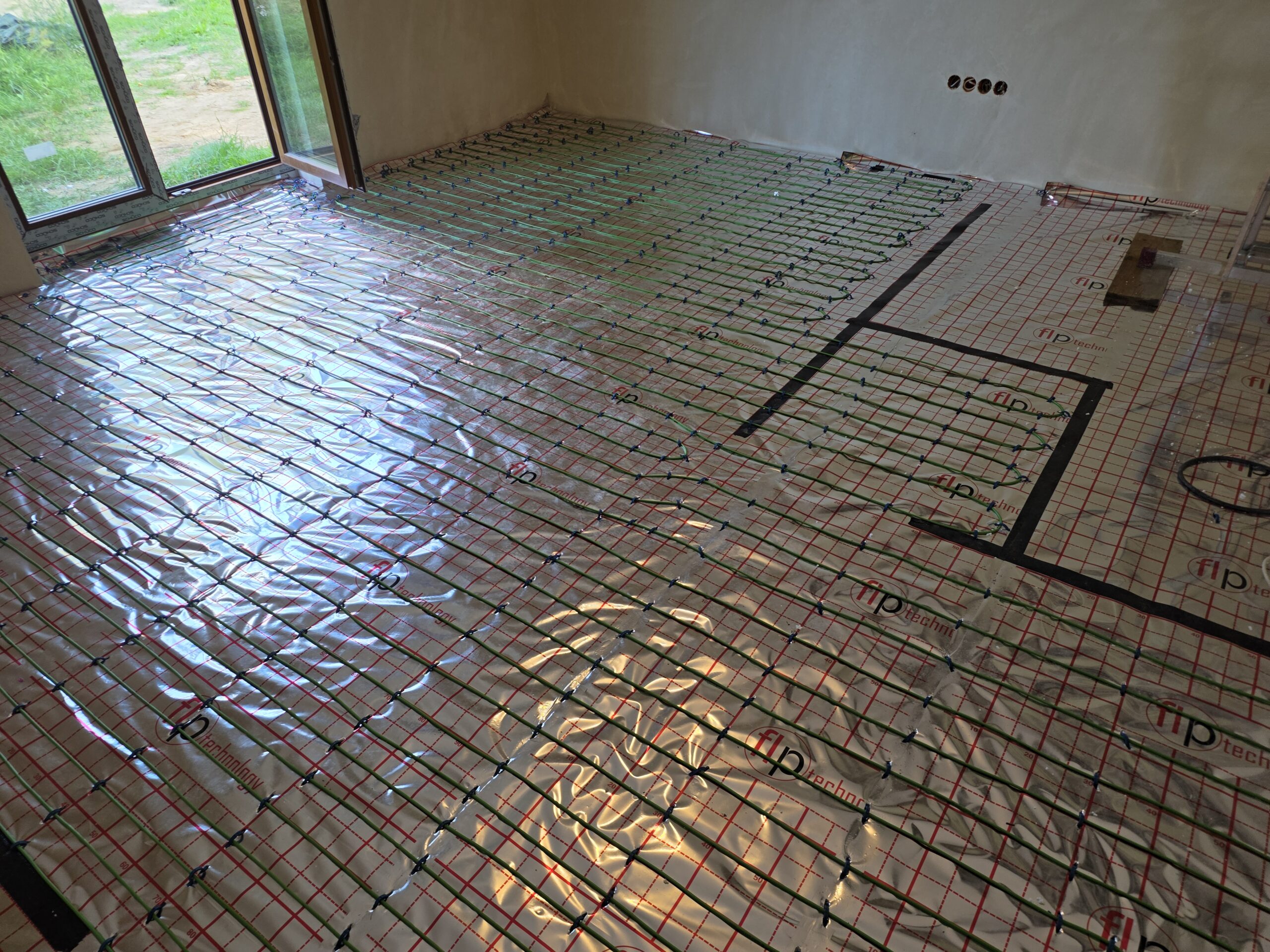 Kable grzewcze w nowym domu jednorodzinnym o powierzchni 74 m² w Legionowie